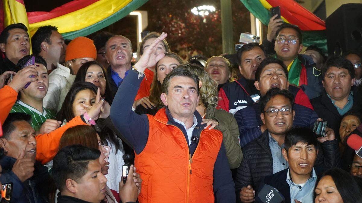 El candidato presidencial Rodrigo Paz Pereira le habla a sus seguidores el domingo 17 de agosto de 2025, en La Paz, Bolivia. Paz Pereira obtuvo la votación más alta de la primera ronda de las elecciones presidenciales, con 32.1% de los votos.