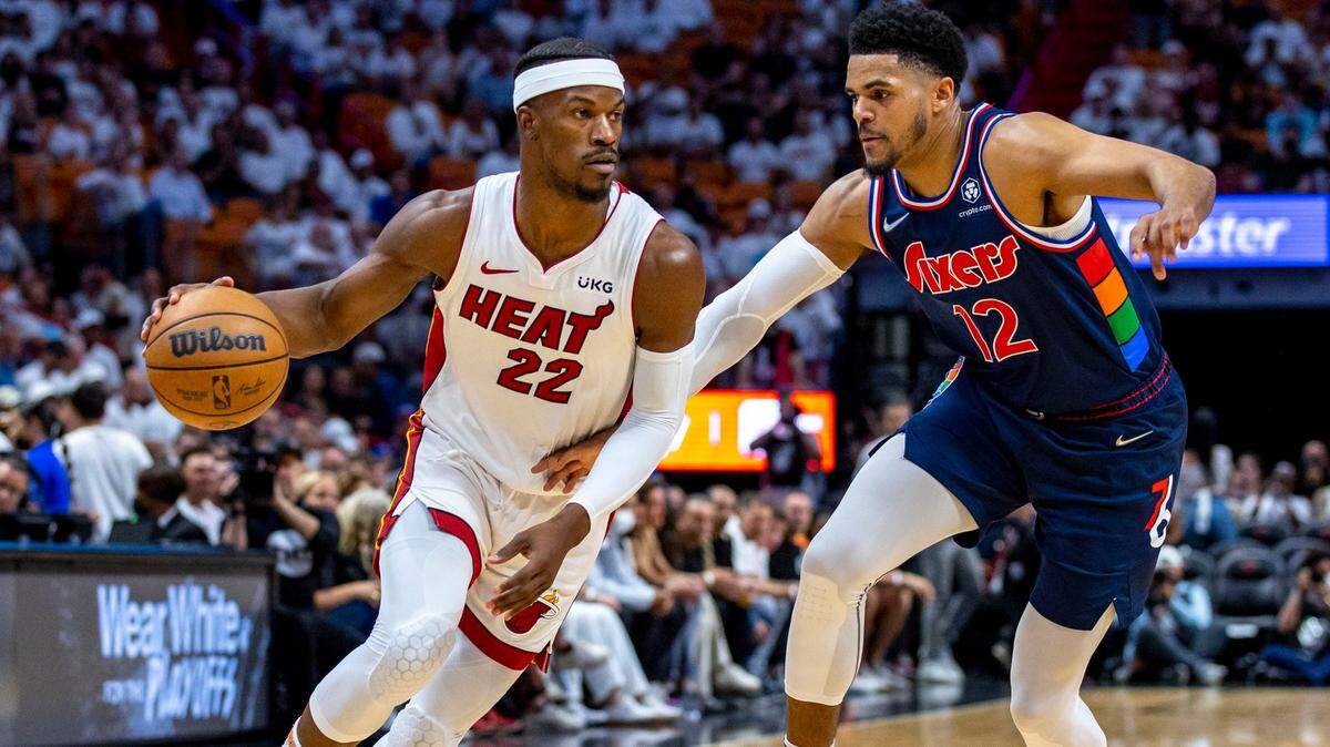 El jugador del Heat Jimmy Butler (izq.) entra al aro ante la marca de Tobias Harris, de los 76ers de Filadelfia, en el partido celebrado el 2 de mayo de 2022 en Miami.
