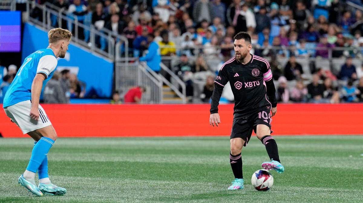 El delantero del Inter Miami CF Lionel Messi (10) trata de regatear aun defensa el Charlotte FC durante la segunda mitad en el estadio Bank of America este 21 de octubre de 2023 en Charlotte, Carolina del Norte, Estados Unidos;