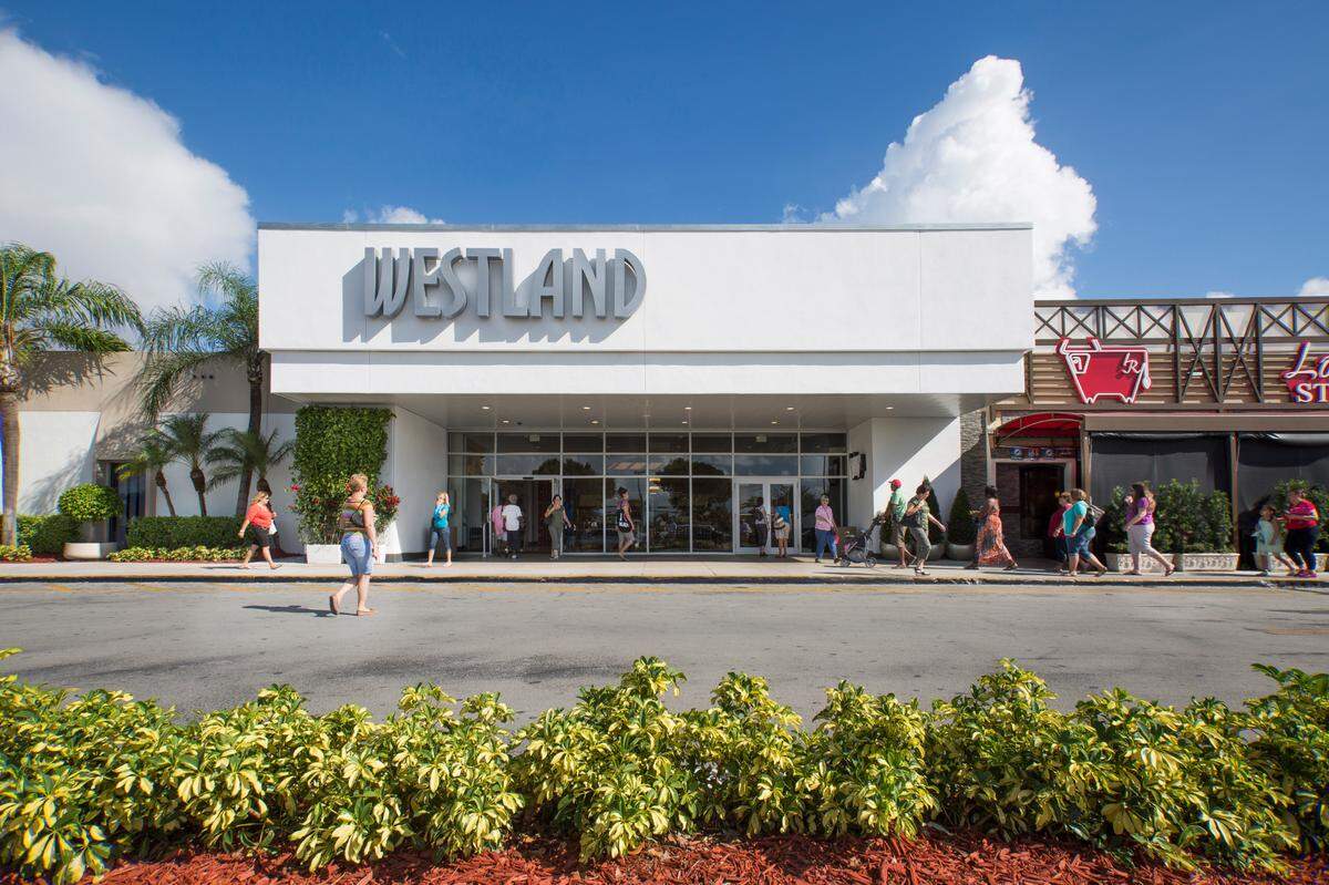 Fachada del Westland Mall ubicado en el corredor comercial de Hialeah en la W 49th St