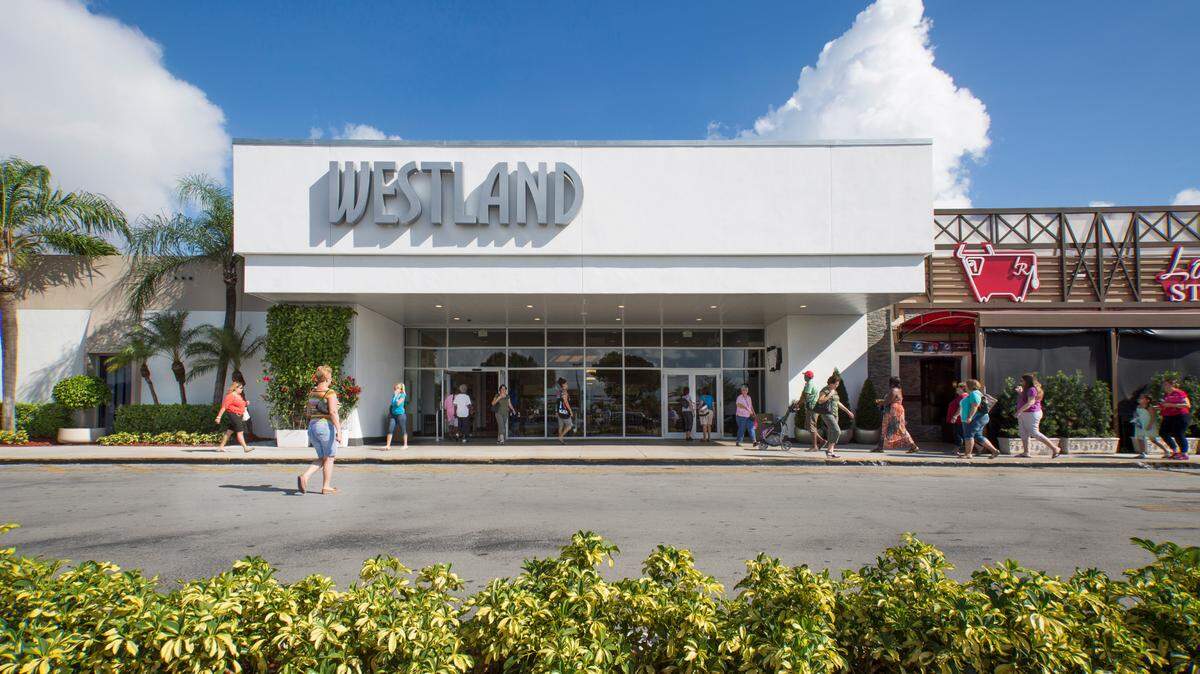 Fachada del Westland Mall ubicado en el corredor comercial de Hialeah en la W 49th St