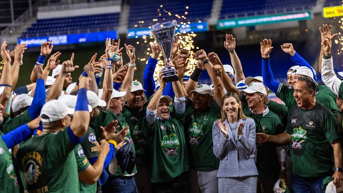 Caroline O’Connor, presidenta de operaciones comerciales de los Marlins, participa en la celebración de los Navegantes del Magallanes tras ganar el título del torneo Choque de Gigantes en la final ante los Criollos de Caguas, en el partido celebrado el 10 de noviembre de 2024 en el loanDepot park de Miami.