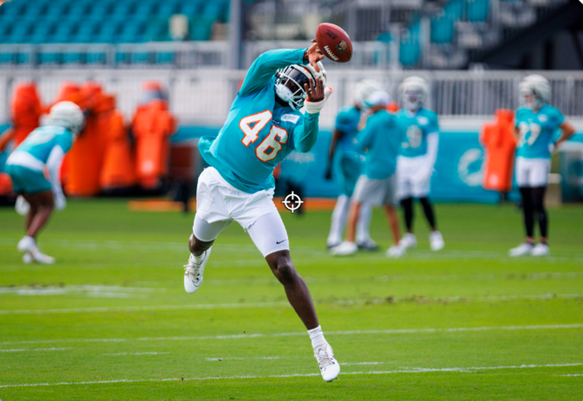 El safety de los Dolphins Marcus Maye atrapa el balón en una práctica con el equipo celebrada el 26 de agosto de 2024 en el Baptist Health Training Complex, en Miami Gardens, Florida.