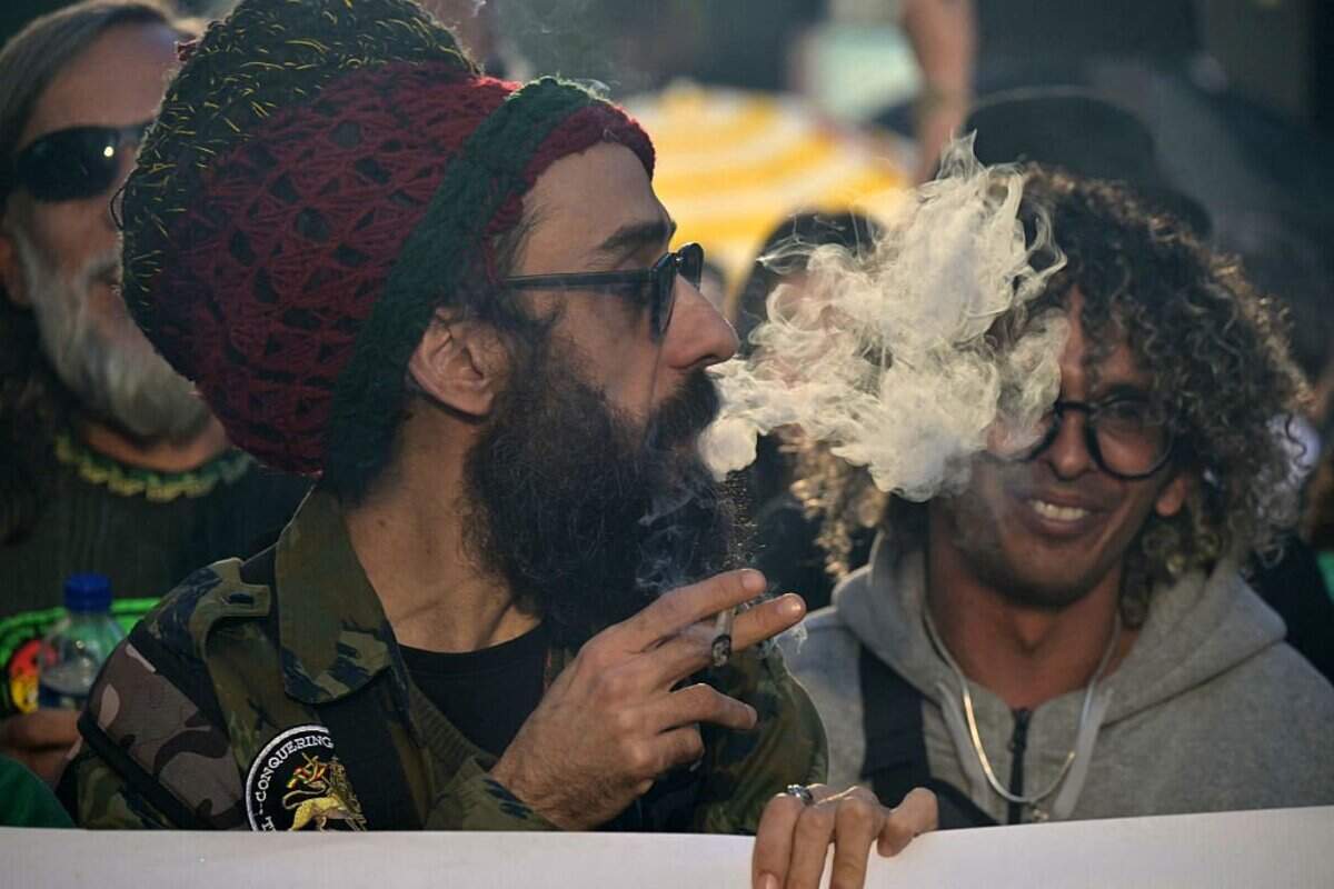 Un hombre fuma marihuana durante una manifestación exigiendo su legalización en la Avenida Paulista en Sao Paulo, Brasil, el 21 de junio de 2026.