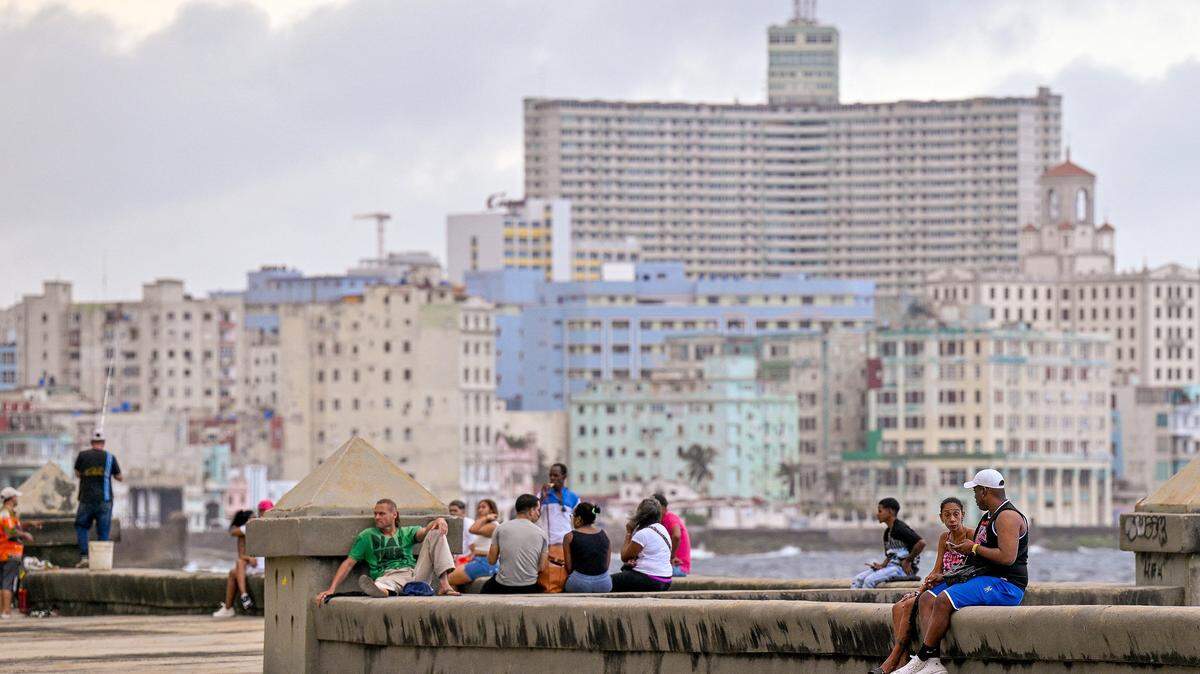 Personas reunidas en el emblemático Malecón de La Habana, Cuba, el 4 de marzo de 2026, tras un apagón. 