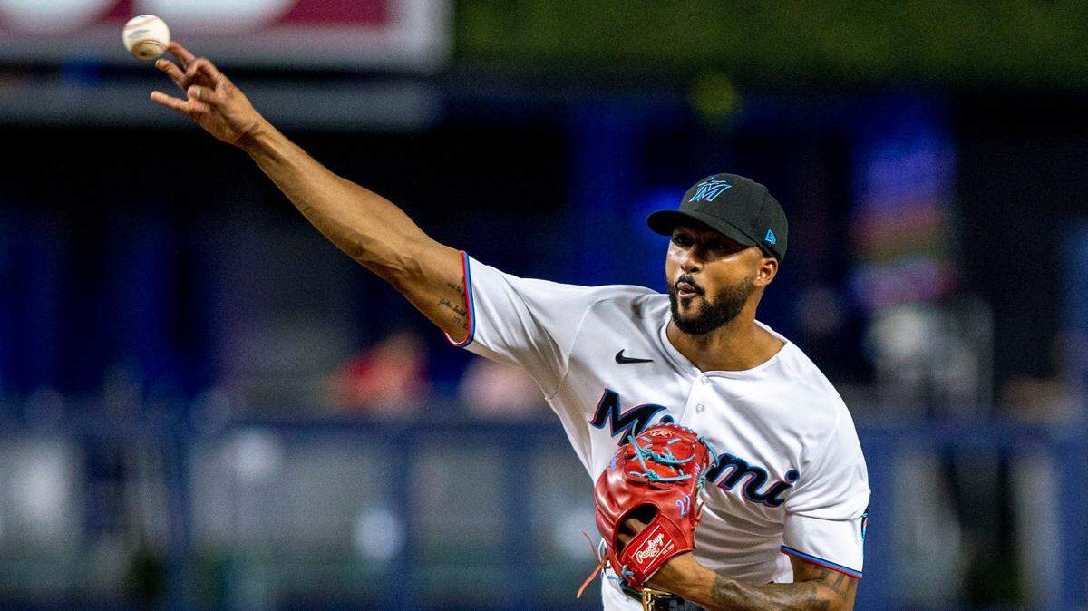 El abridor de los Marlins Sandy Alcántara lanza en el primer inning del partido ante los Filis de Filadelfia, celebrado el 13 de septiembre de 2022 en Miami.