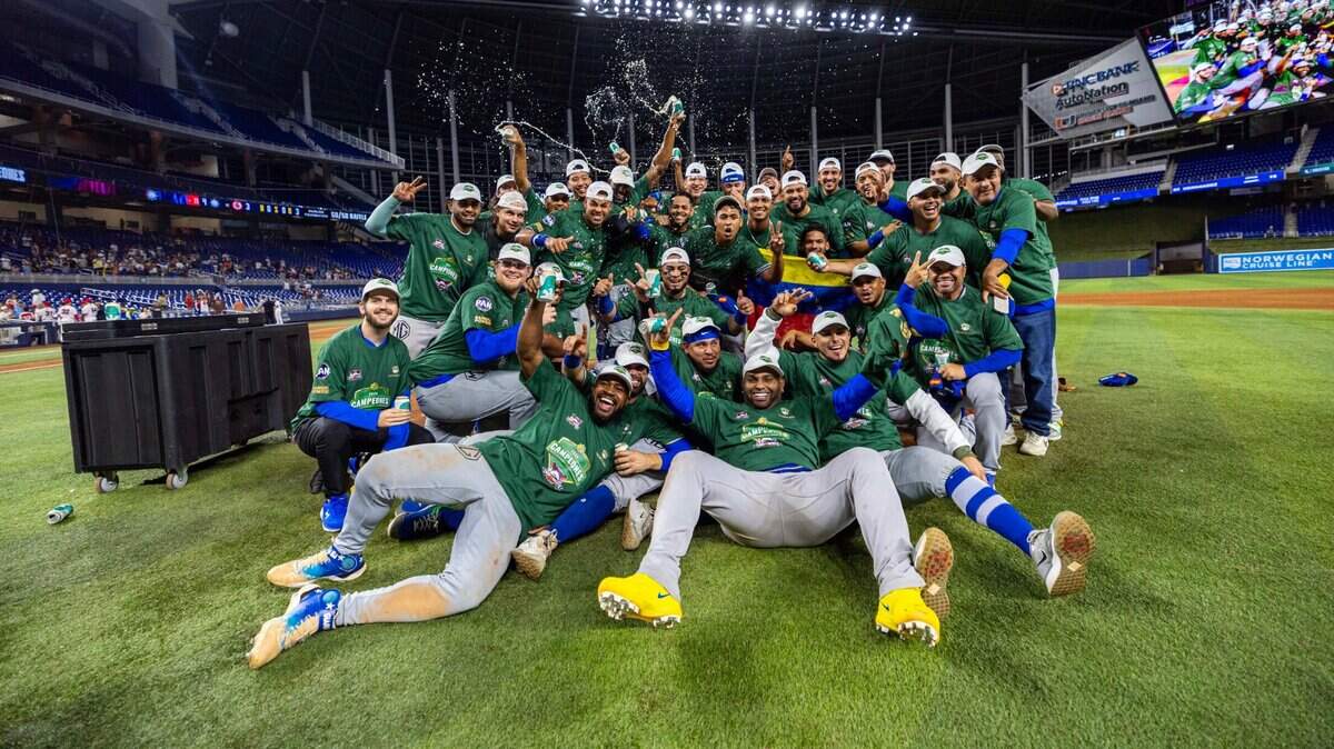 Los jugadores del Navegantes del Magallanes celebran tras ganar el torneo Choque de Gigantes al derrotar en la final a los Criollos de Caguas, en el partido celebrado el 10 de noviembre de 2024 en el loanDepot park de Miami.