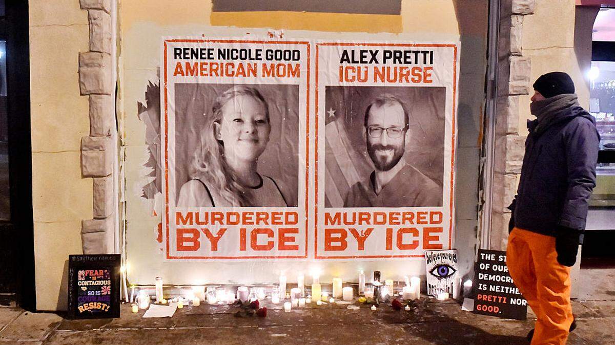 Carteles denuncian la muerte de Renee Nicole Good y Alex Pretti, ambos ciudadanos estadounidenses que murieron a tiros a manos de agentes de inmigración en enero, durante una vigilia con velas celebrada en el lugar donde mataron a Pretti el sábado 24 de enero, en Minneapolis, Minnesota, el miércoles 28 de enero de 2026.