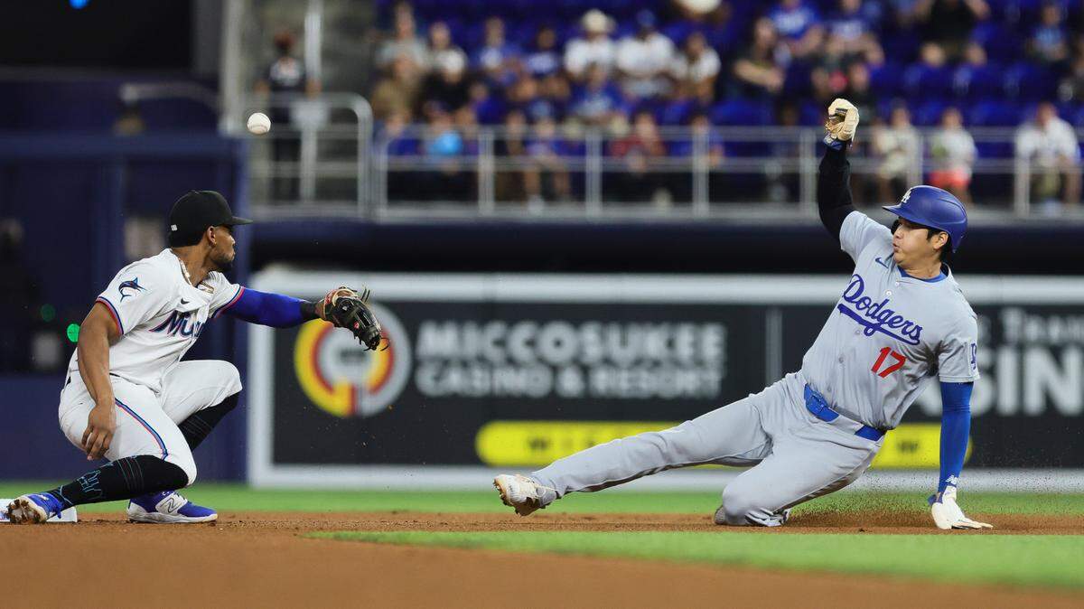 El bateador designado de los Dodgers de Los Angeles Shohei Ohtani se roba la segunda base en el primer inning del partido contra los Marlins, celebrado el 18 de septiembre de 2024 en Miami.