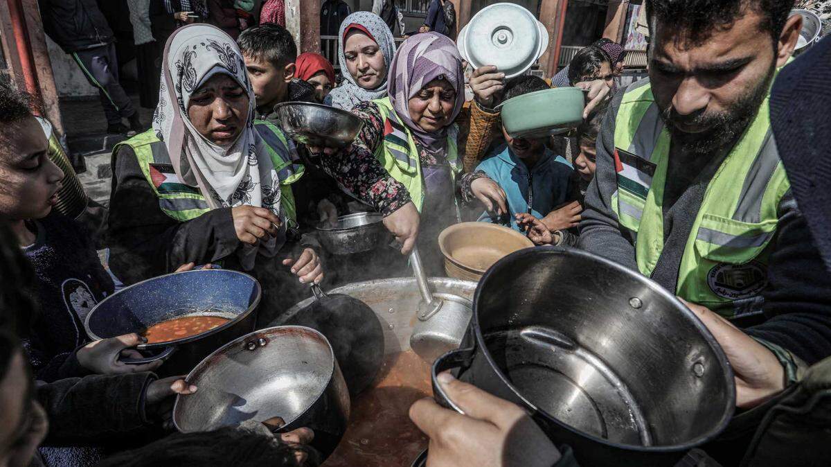 Una organización caritativa palestina, con ayuda de Europa, distribuye comida a decenas de personas desplazadas por la guerra entre Israel y Hamás, en la ciudad de Rafah, al sur de Gaza, el miércoles 20 de febrero de 2024.