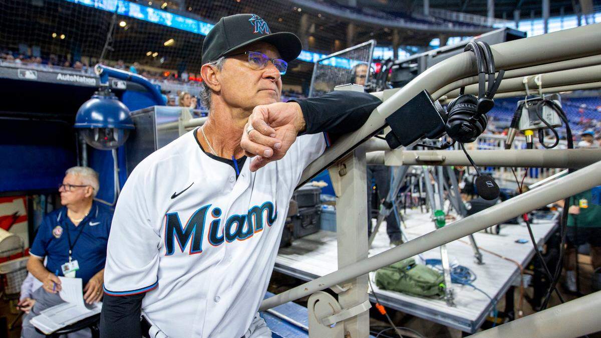 El manager de los Marlins Don Mattingly mira el partido final de la temporada regular ante los Bravos de Atlanta, celebrado el 5 de octubre de 2022 en Miami.
