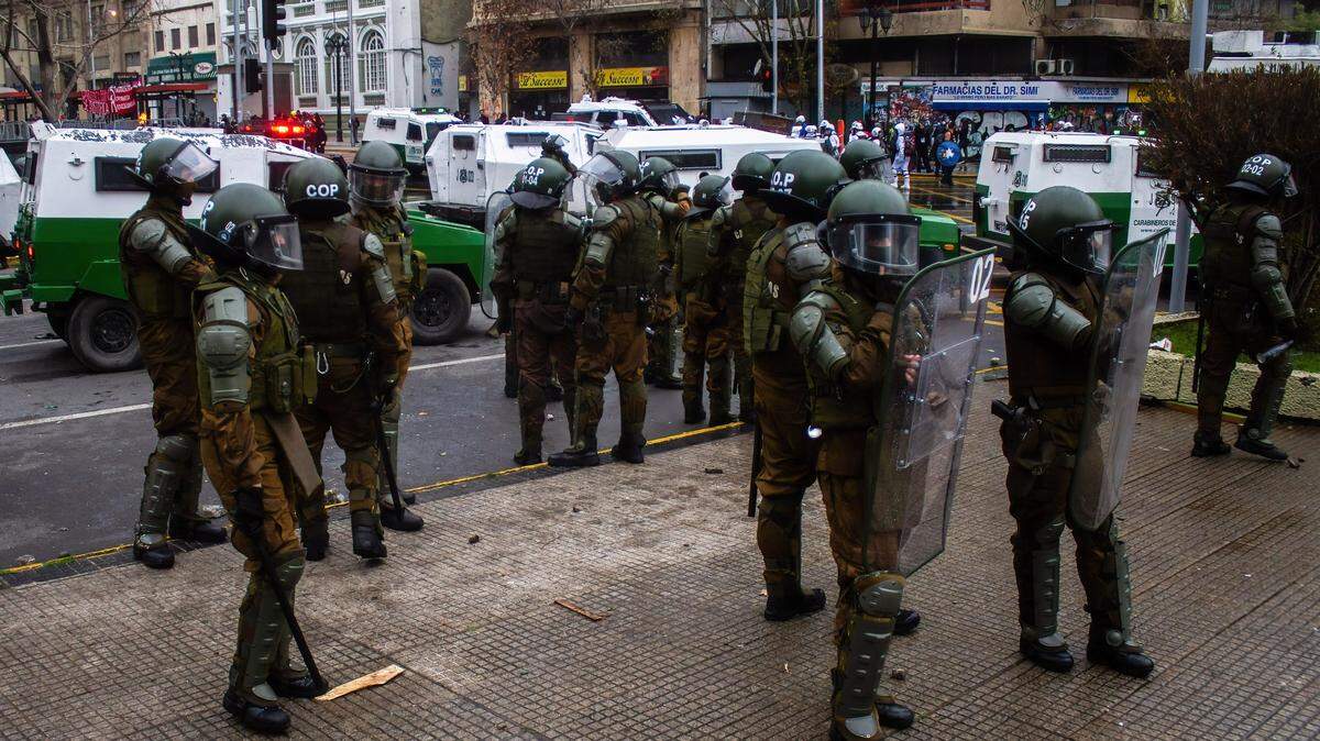 Foto de archivo que muestra a agentes policiales chilenos vigilando una calle durante una manifestación para recordar el 50 aniversario del golpe de Estado contra el presidente Salvador Allende, en Santiago de Chile, el 10 de septiembre de 2023.