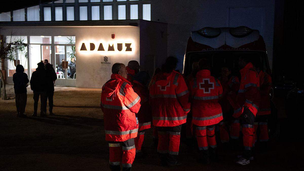 En medio del dolor, emerge también la humanidad. Los equipos de emergencia que actúan sin medir el cansancio. Las manos que ayudan sin preguntar a quién. 