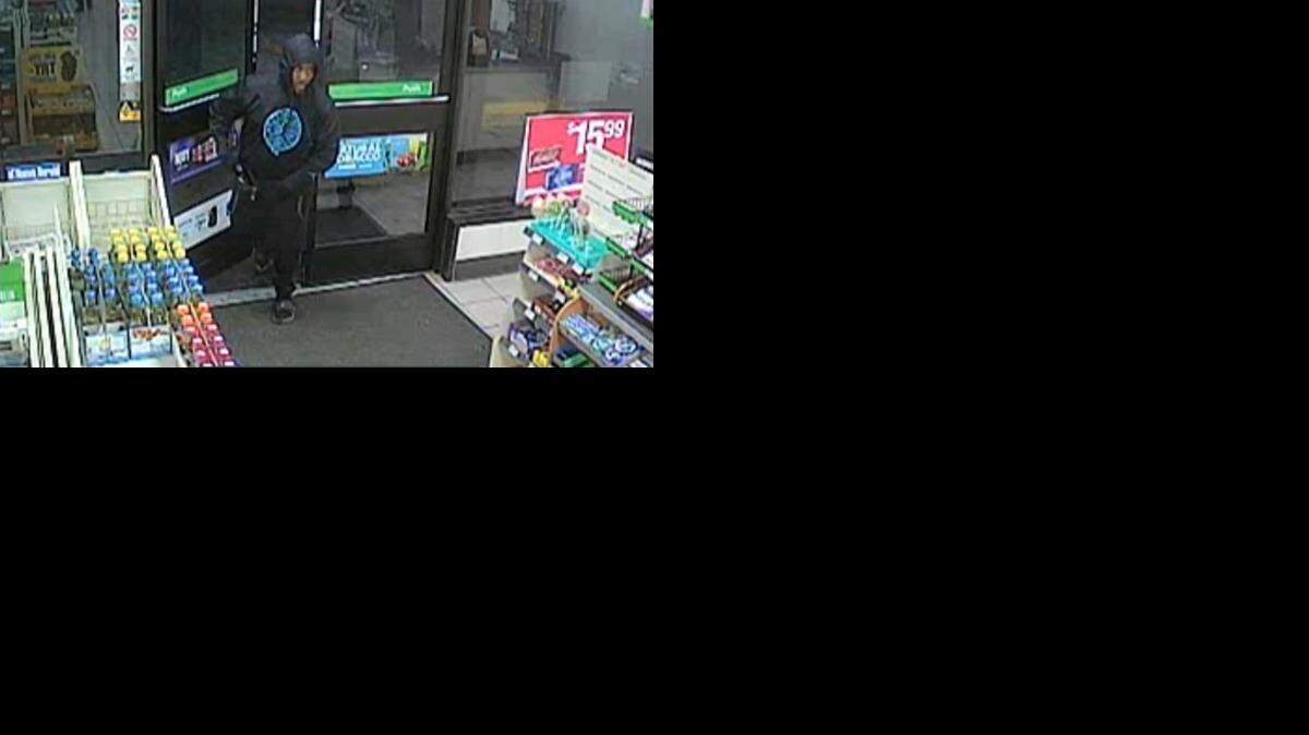 Imagen de video que muestra a uno de los ladrones que intentaron robar una gasolinera en el noreste de Miami, en marzo. 