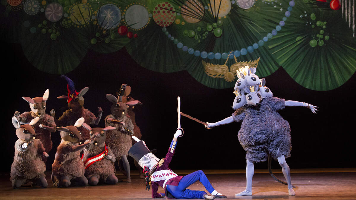 El cascanueces con los ratones en El Cascanueces de George Balanchine, del Miami City Ballet.