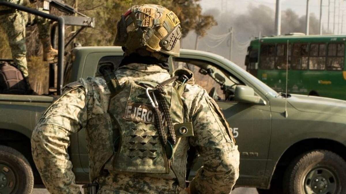 El ejército mexicano patrulla por una carretera tras el operativo que acabó con la vida de El Mencho.