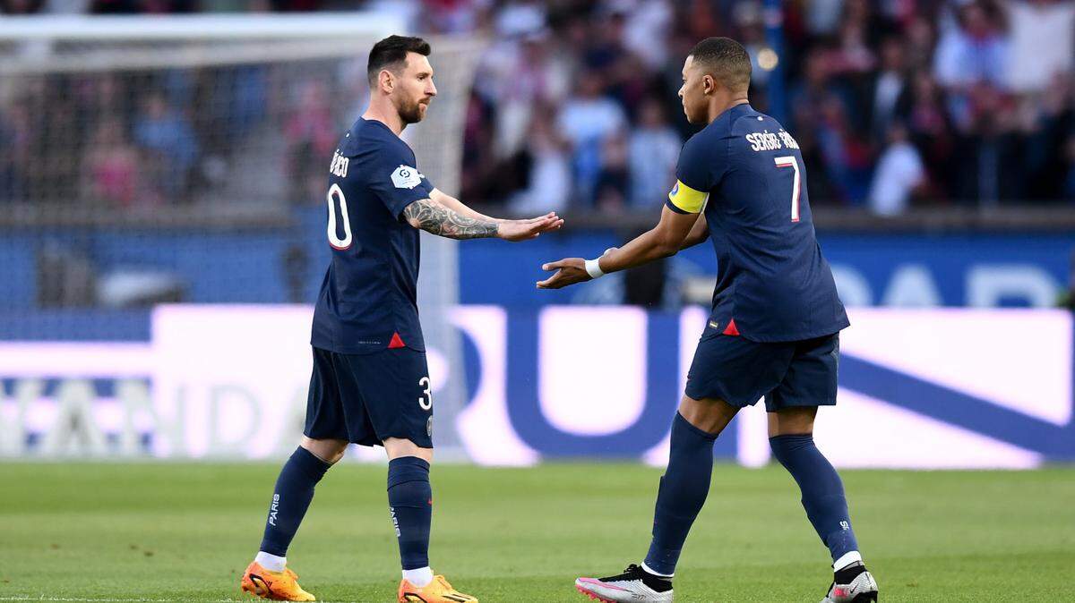 En medio de la incertidumbre sobre su continuidad con el Paris Saint-Germain, Kylian Mbappé (der.) criticó el tratamiento que Lionel Messi recibió por parte del club y del fútbol francés en general tras la salida del crack argentino