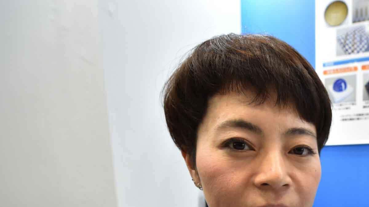 Una empleada de la compañía japonesa Gunze muestra un pedazo de tela con sensores que simulan un piano, durante la Conferencia de Tecnología Ponible en Tokio, el 13 de enero del 2016. 