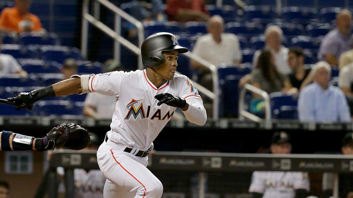 El jardinero de los Marlins Magneuris Sierra batea en el cuarto inning del partido ante los Bravos, el 24 de julio de 2018 en Miami.