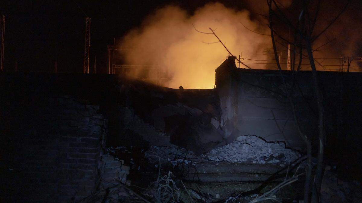 Foto de archivo de rescatistas ucranianos trabajan en el lugar del bombardeo en Járkov, noreste de Ucrania, el martes 23 de septiembre de 2025.