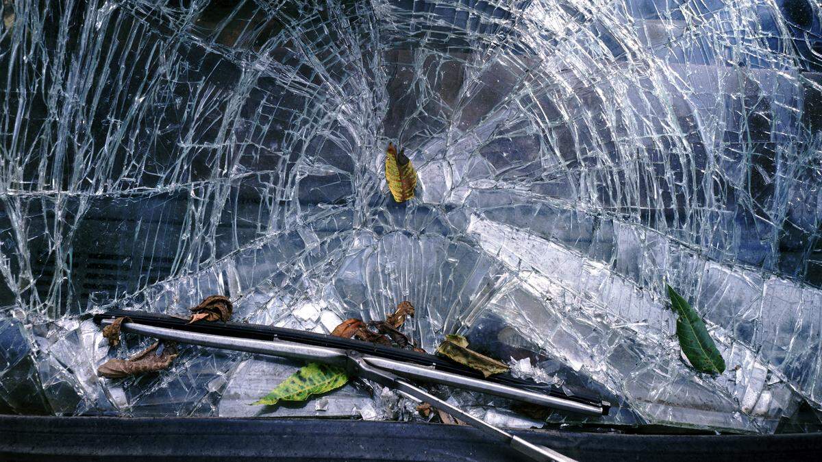 Una mujer de Florida de 78 años salía de su vehículo cuando este rozó un contenedor de basura y quedó atrapada entre su auto y el contenedor, lo que le provocó su muerte. 