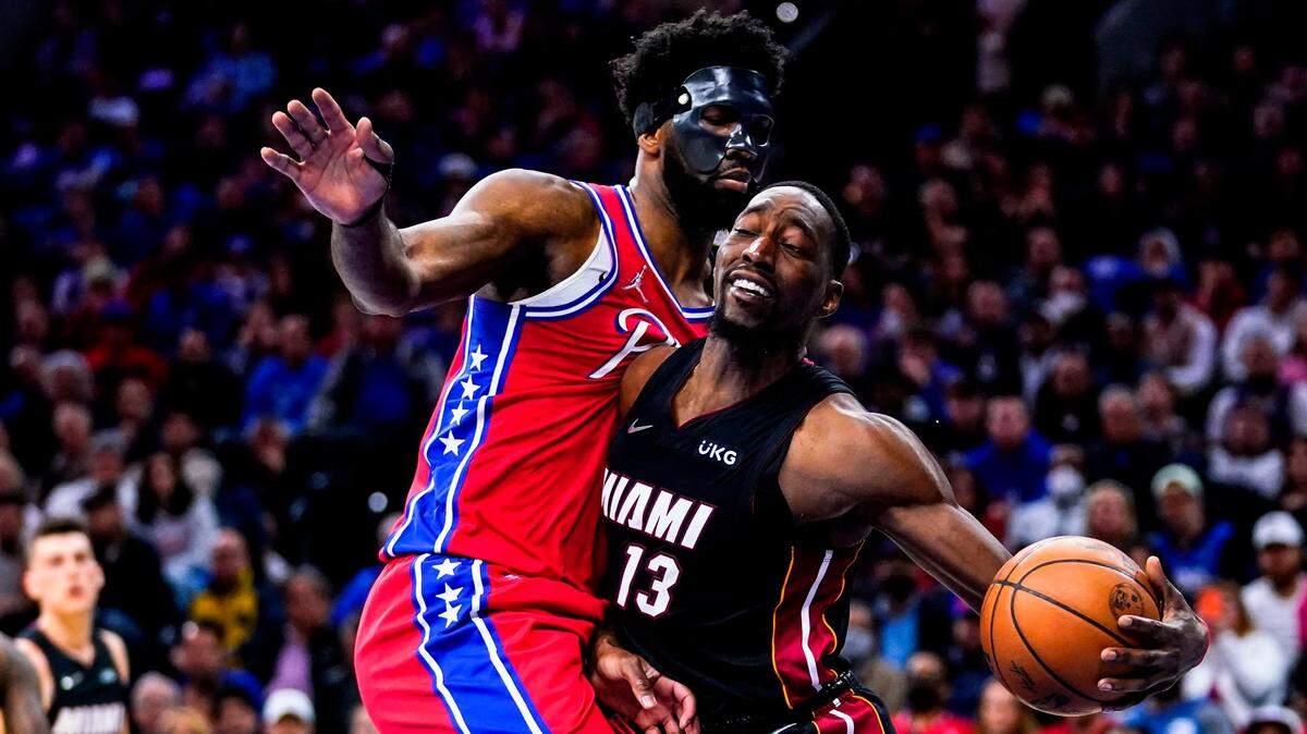 El centro del Heat Bam Adebayo (der.) conduce la pelota ante la marca de Joel Embiid, de los 76ers, en el cuarto partido de la serie de playoffs, celebrado el 8 de mayo de 2022 en Filadelfia.