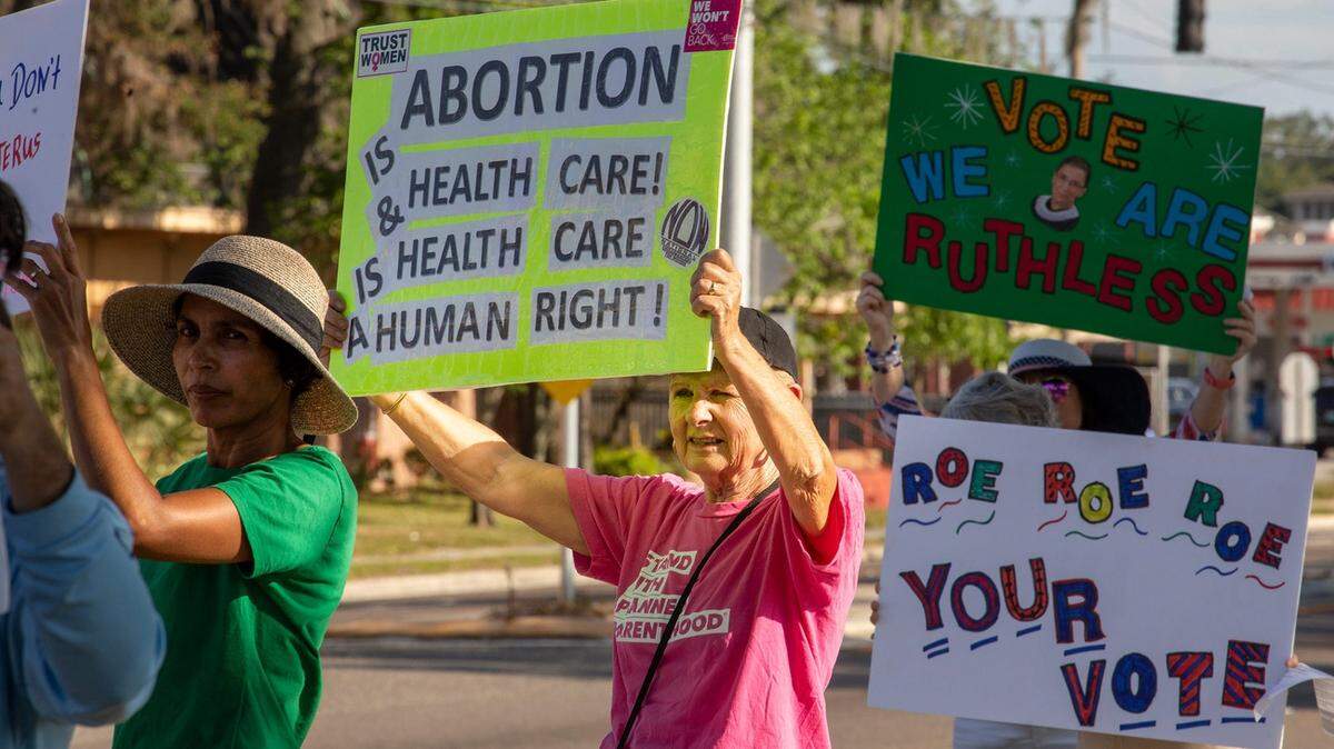 Foto de archivo de mayo del 2024 de varias personas que protestan en contra de la ley de Florida que prohíbe el aborto después de las seis semanas de embarazo, en Winter Haven, Florida.