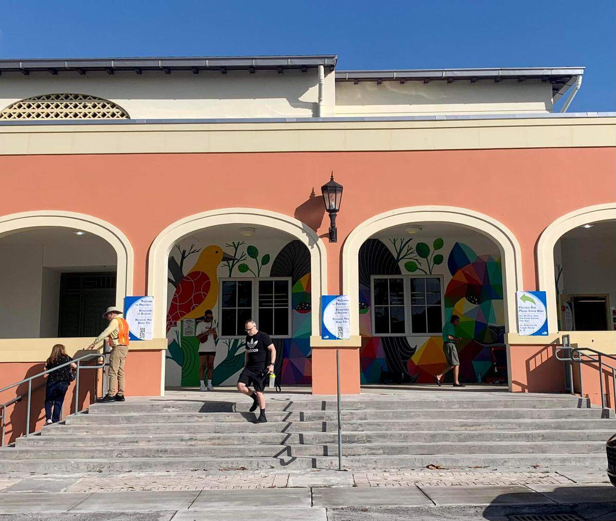 En el entro de votaciones de Coral Way K -8 Bilingual Center, en Miami, la jornada electoral transcurre con normalidad el 8 de noviembre de 2022.