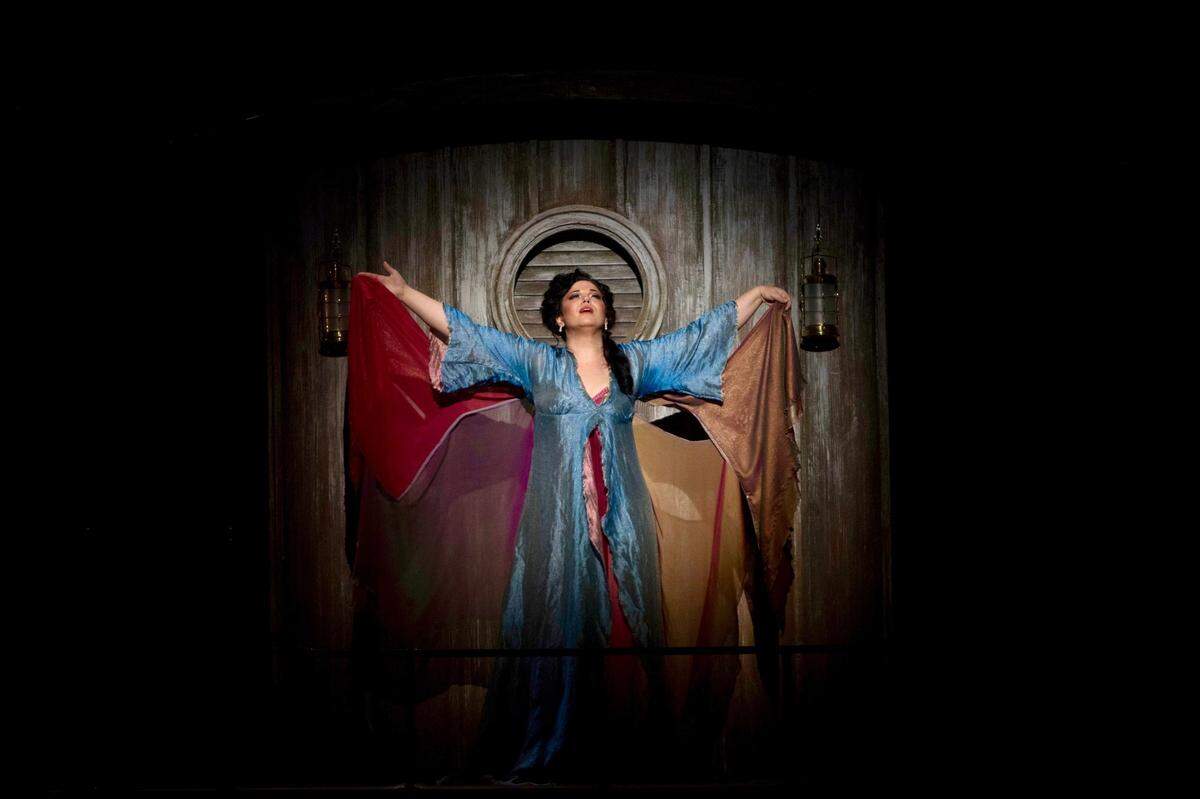 La soprano cubanoamericana Elaine Álvarez como Florencia en la ópera “Florencia en el Amazonas”. 