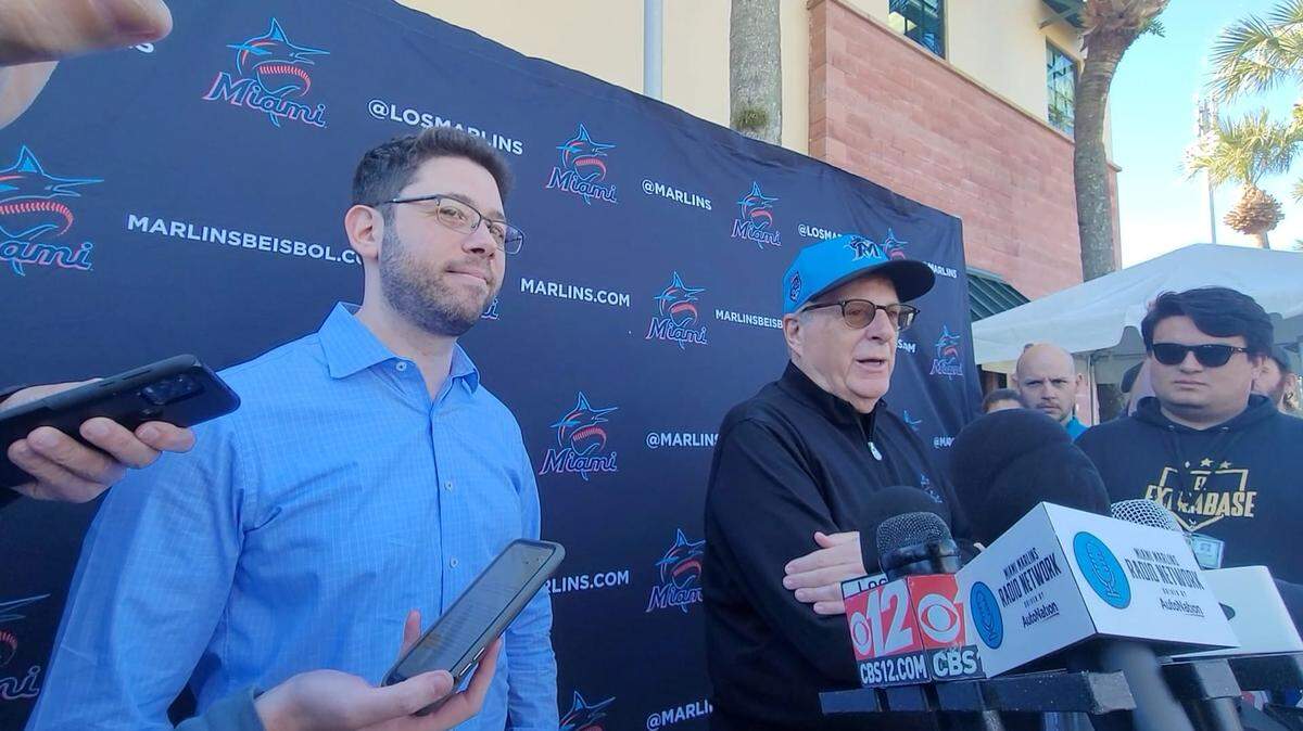 Peter Bendix, presidente de operaciones de los Marlins, y Bruce Sherman (D), propietario principal del equipo, responden preguntas de la prensa en el primer entrenamiento de escuadra completa de los Marlins en Jupiter.