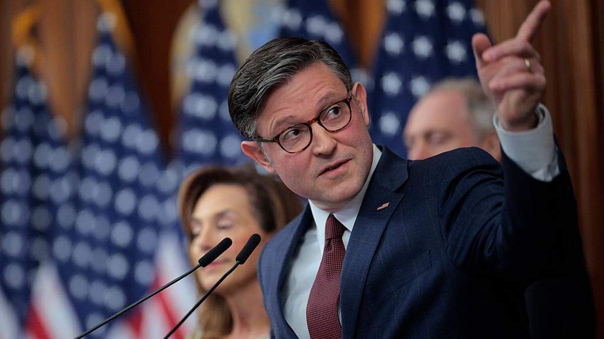WASHINGTON, DC - OCTOBER 29: Speaker of the House Mike Johnson (R-LA) (R) talks to reporters during a news conference on the 29th day of the federal government shutdown at the U.S. Capitol on October 29, 2025 in Washington, DC. While keeping the House of Representatives out of session and away from Washington, Republican leaders blamed Democratic lawmakers for the continued federal government shutdown. (Photo by Chip Somodevilla/Getty Images)