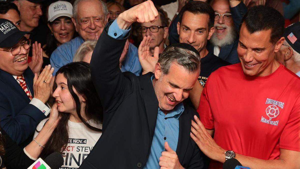 El alcalde de Miami Beach, Steven Meiner, celebra su reelección para un segundo mandato durante una fiesta con sus seguidores en Miami Beach, Florida, el martes 4 de noviembre de 2025. Sam Navarro / Especial para el Miami Herald