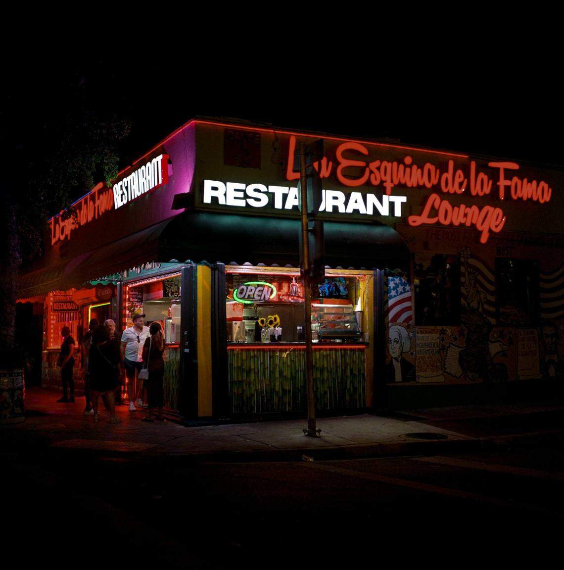 Ventanitas coffee windows, more than a place to buy coffee, are a meeting point, to talk, take a break and establish relationships. Photographer Gesi Schilling captured the human side reflected in the stories of Daniela Pérez Mirón.