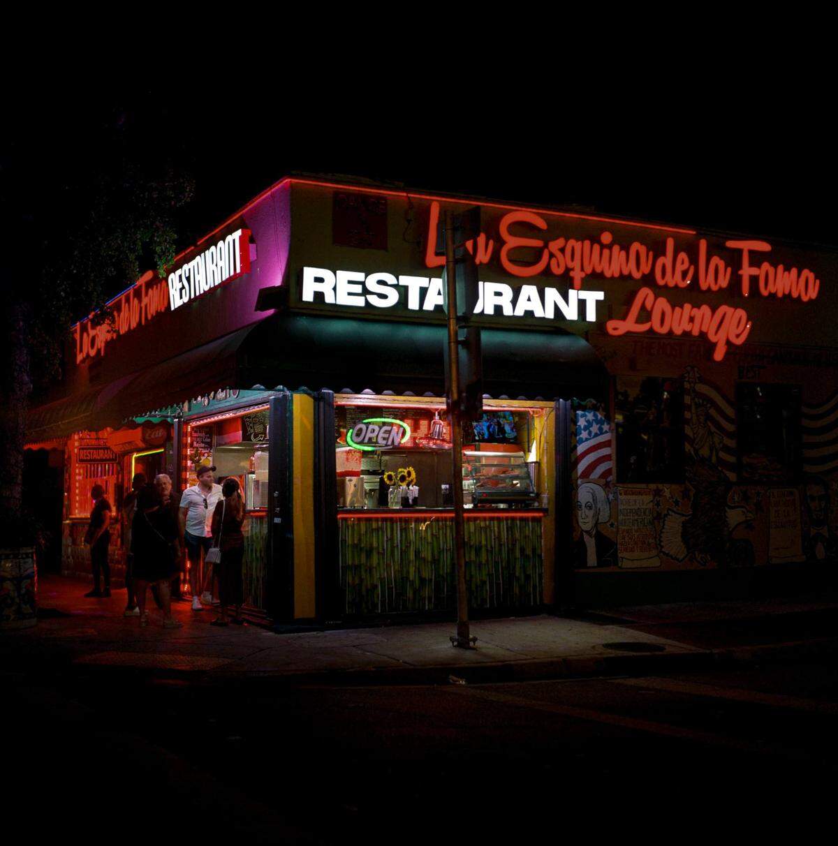 Las ventanitas surgieron como una necesidad, en los años 1960, cuando los cubanos recién llegados buscaban tomar un café y encontrarse con conocidos, y con el tiempo se han convertido en sinónimo del estilo de vida en Miami.