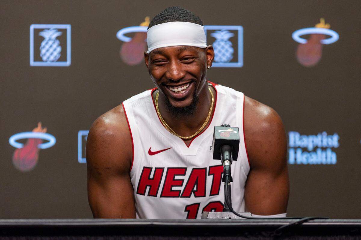 El centro del Heat Bam Adebayo responde preguntas a los reporteros en el Día de la Prensa, celebrado el 30 de septiembre de 2024 en el Kaseya Center en Miami.