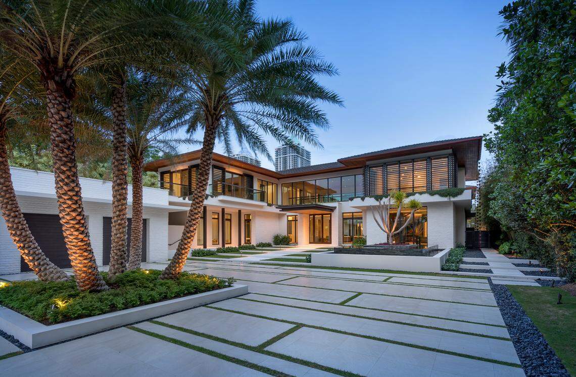 Vista del patio de la mansión de DJ Khaled en Miami Beach.