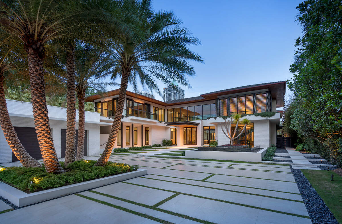 Vista del patio de la mansión de DJ Khaled en Miami Beach.