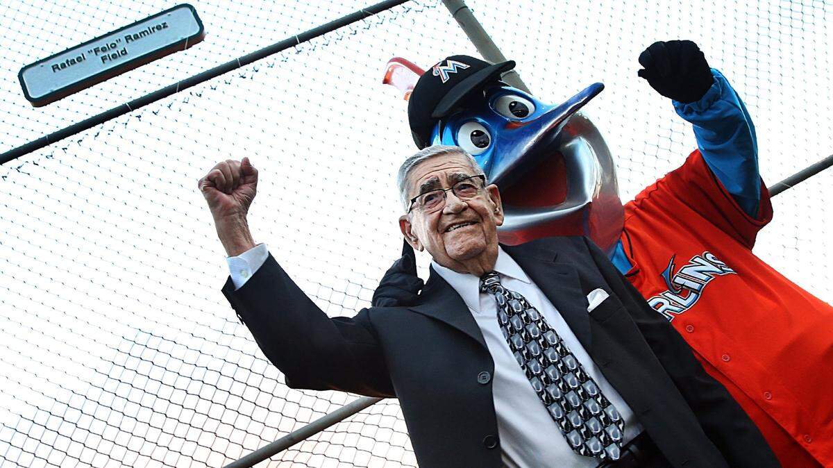 Felo Ramírez durante la ceremonia para nombrar un campo de béisbol en su honor en el Tropical Park, el miércoles 14 de diciembre de 2016, en reconocimiento a su larga carrera como la “La voz de los Marlins” en español y por conectar generaciones de oyentes de radio hispanos con el deporte del béisbol en sus más de 70 años de trayectoria profesional.