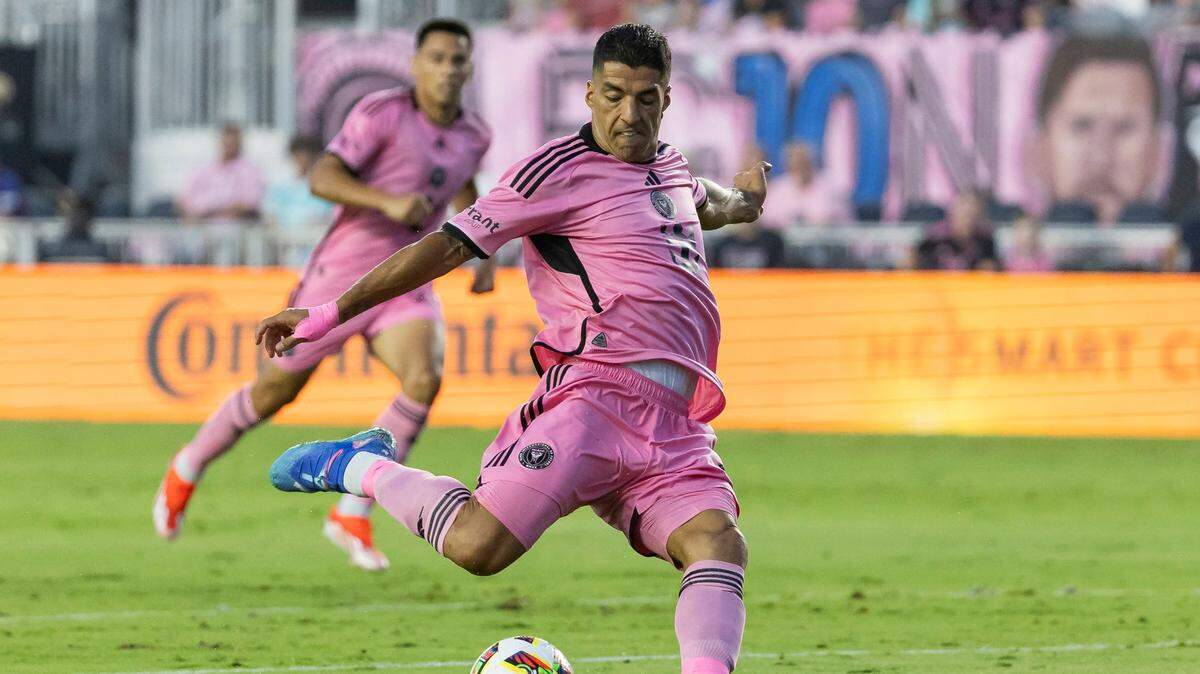 El delantero del Inter Miami Luis Suárez (9) dispara a puerta y anota uno de sus dos goles contra Cincinnati, en la primera mitad del partido de la MLS celebrado el 24 de agosto de 2024 en el Chase Stadium de Fort Lauderdale, Florida.