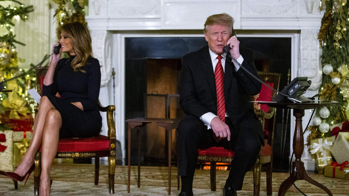 El presidente Donald Trump y la primera dama Melania Trump hablan por teléfono con los niños en la Casa Blanca en Washington, el 24 de diciembre del 2018.