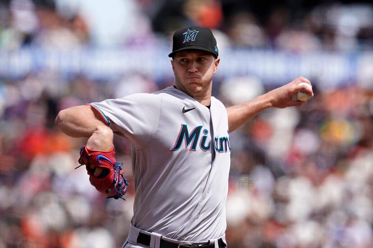 El abridor de los Marlins Trevor Rogers lanzó cinco entradas y permitió tres carreras a la tanda de los Gigantes, en el partido celebrado el 10 de abril de 2022 en San Francisco.