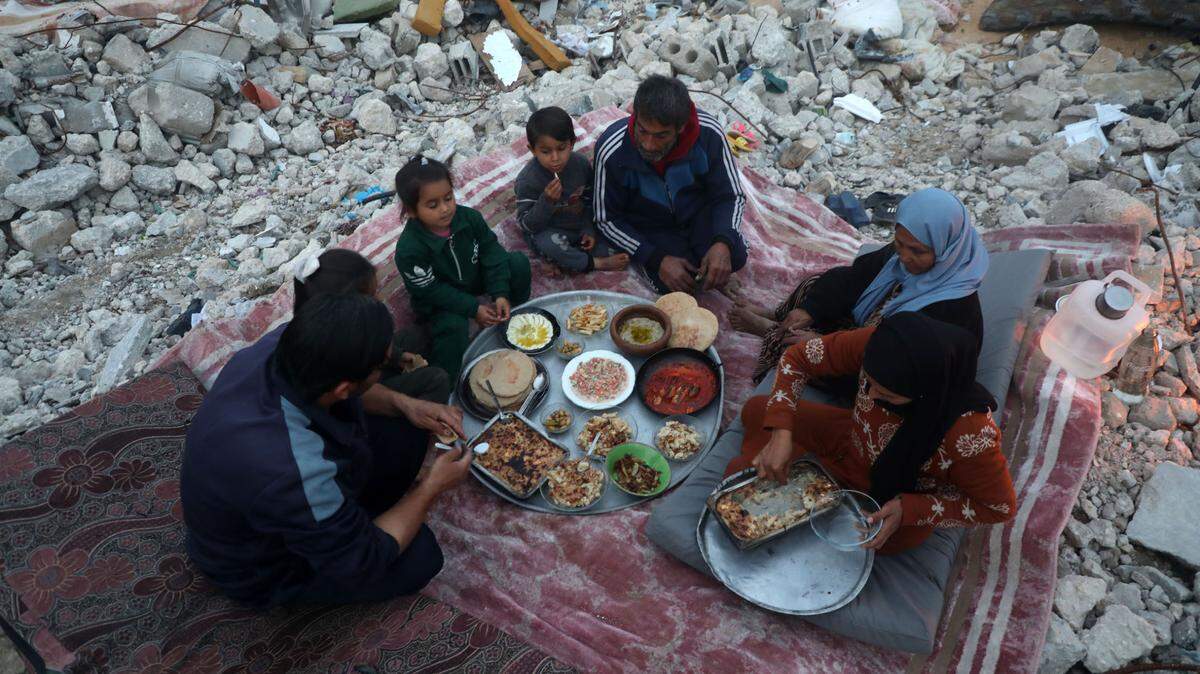 Una familia comparte una comida en el lugar donde solía estar su casa, el martes 4 de marzo de 2025, en Beit Lahia, en el norte de la Franja de Gaza.