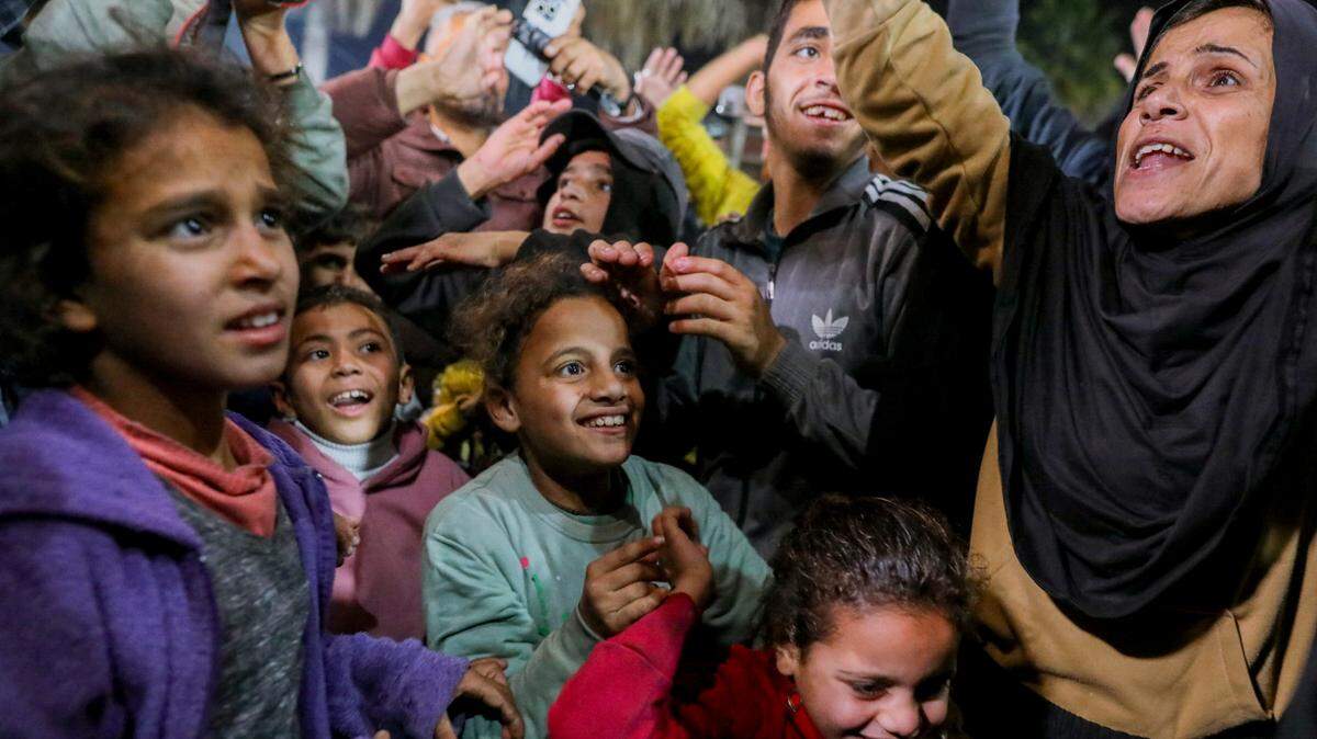 Un grupo de palestinos celebra el anuncio de un acuerdo de una tregua entre Israel y Hamas, en Deir El Balah, en la región central de Gaza, el miércoles 15 de enero de 2025.