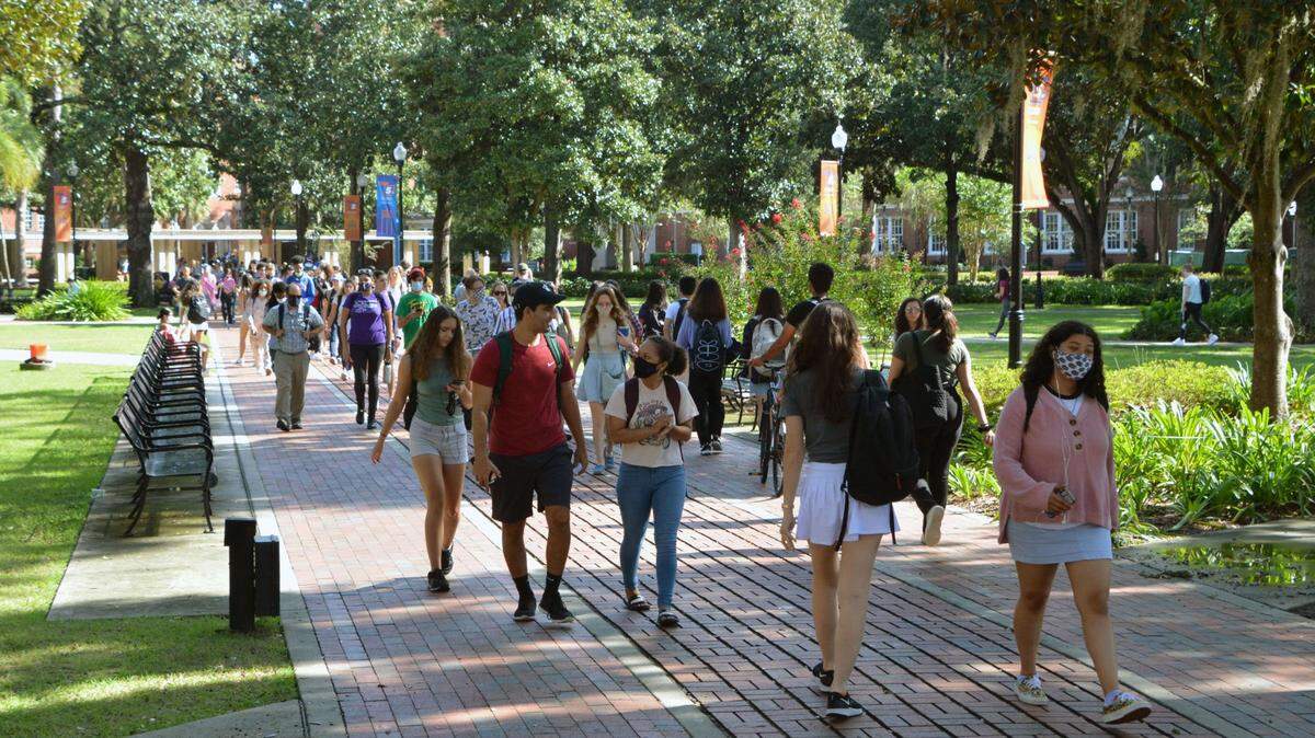 La nueva política de Biden aceleraría la visa de trabajo a extranjeros graduados en universidades de EEUU. En la imagen, estudiantes caminan por Plaza of the America en la Universidad de la Florida en Gainesville, en septiembre del 2021.