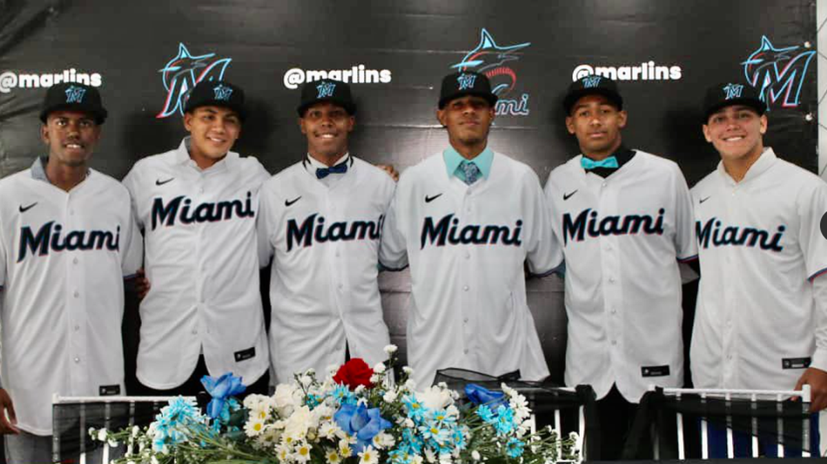 Los Marlins firmaron a 21 peloteros tras la apertura el lunes del mercado internacional de este año en Grandes Ligas.