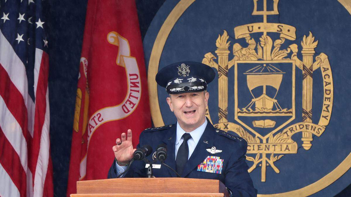 El jefe del Estado Mayor Conjunto, el general Dan Caine, habla en la ceremonia de graduación y nombramiento en la Academia Naval de EEUU en Annapolis, Maryland, 22 de mayo de 2026.