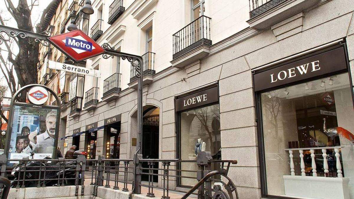 Durante una caminata por el Barrio Salamanca, un distrito lujoso de la capital española, Luis Valls-Taberner, un asesor de inversiones inmobiliarias, señaló un inmueble recientemente adquirido por algún venezolano acaudalado en casi todas las calles que recorrimos.