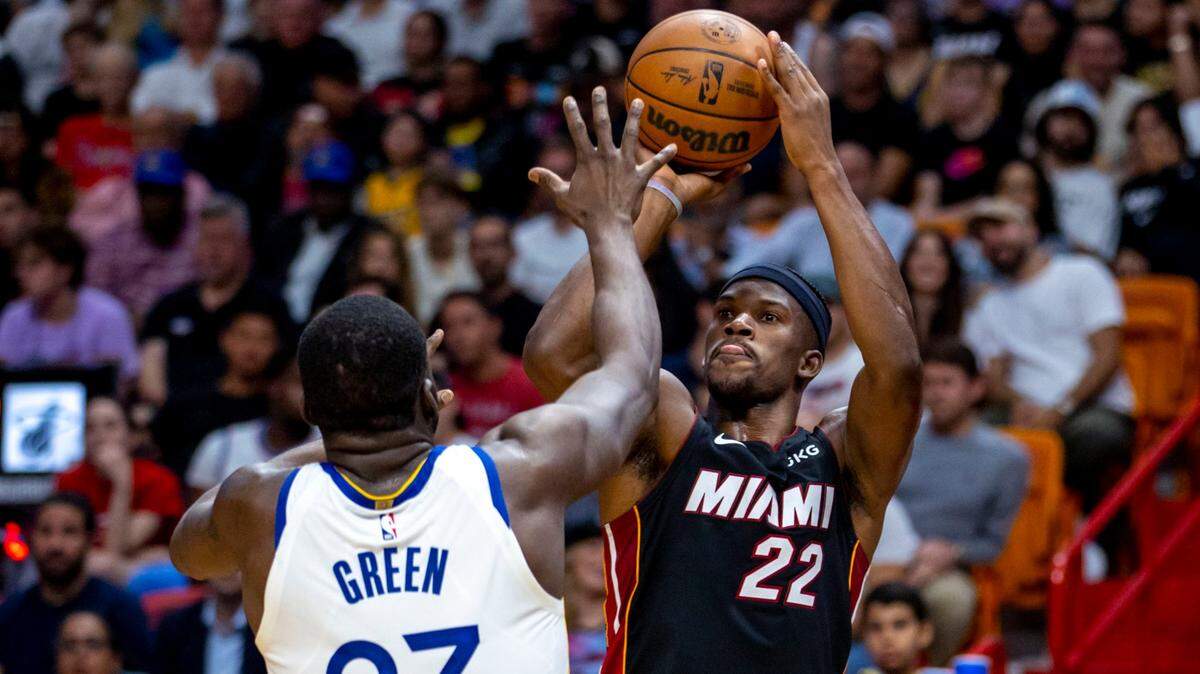 El jugador del Heat Jimmy Butler tira al aro sobre la marca Draymond Green, de los Warriors de Golden State, en el partido celebrado el 1ro de noviembre de 2022 en Miami.