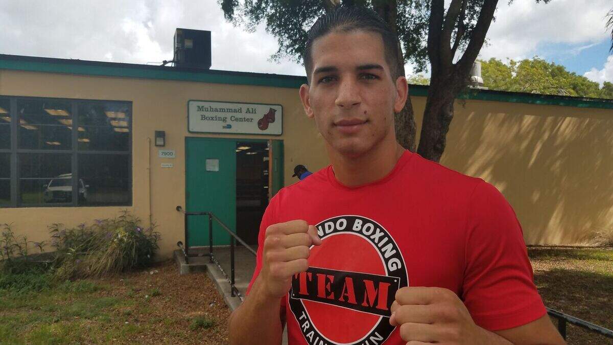 Anthony Martínez se prepara para iniciar una jornada de entrenamiento en el gimnasio de Mundo Boxing.