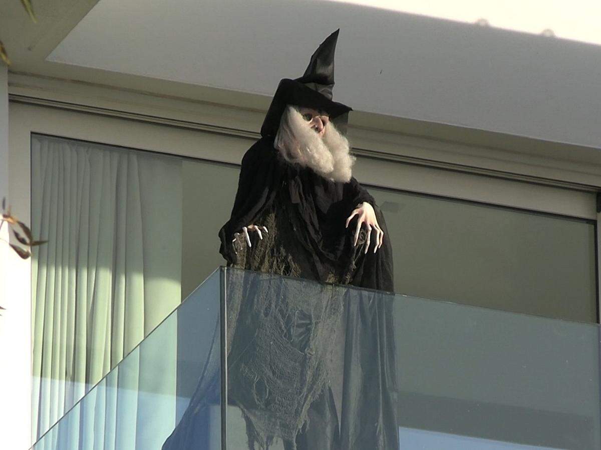 SHAKIRA COLOCA UNA BRUJA EN SU TERRAZA.